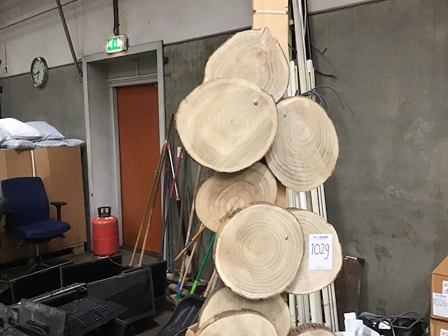 Presentatiemeubel met boomstamschijven - afbeelding 3 van  4