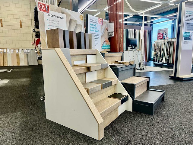 Presentatiemeubel traptrede (2x) - afbeelding 1 van  3