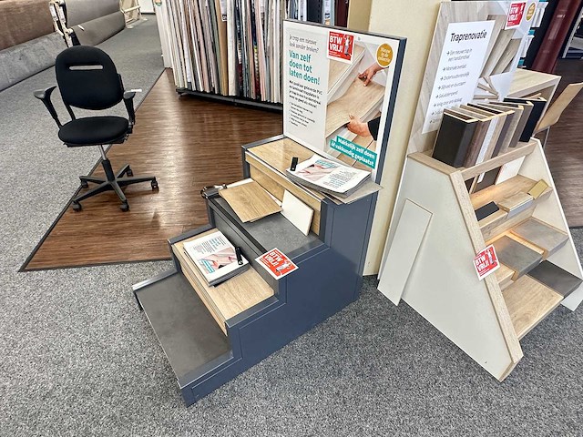 Presentatiemeubel traptrede (2x) - afbeelding 1 van  4