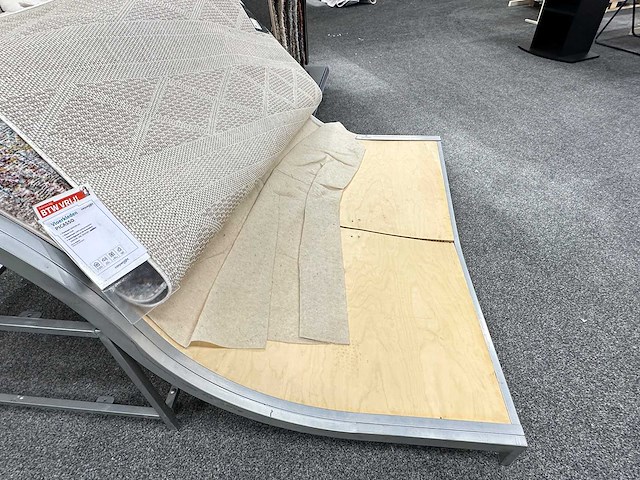 Presentatiemeubel voor vloerkleden - afbeelding 2 van  2