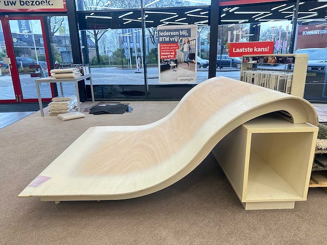 Presentatiemeubel voor vloerkleden - afbeelding 1 van  3