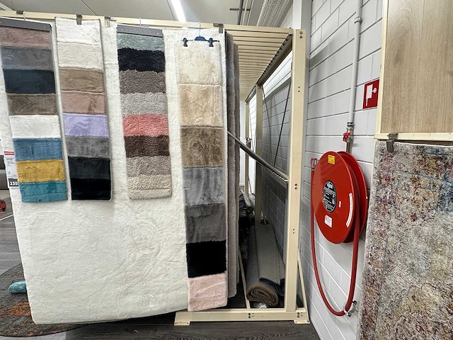 Presentatierek voor vloerkleden - afbeelding 2 van  5