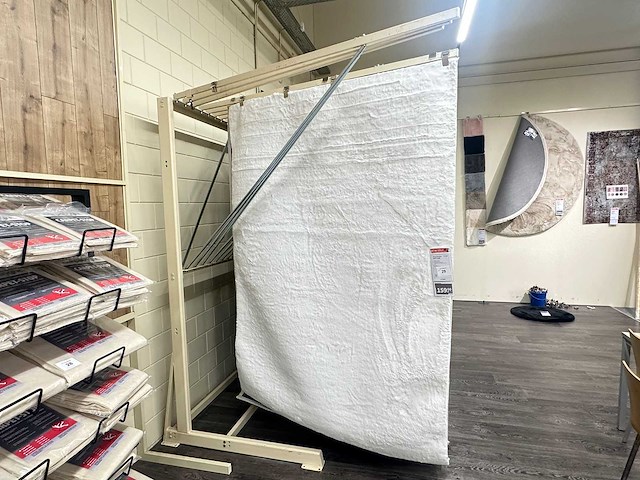 Presentatierek voor vloerkleden - afbeelding 1 van  5