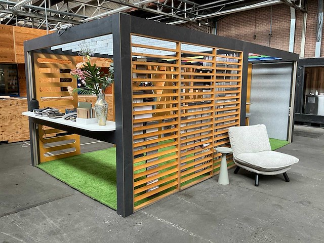 Presentatieruimte 600x300x240cm v.v. licht- stroomvoorziening - afbeelding 1 van  9