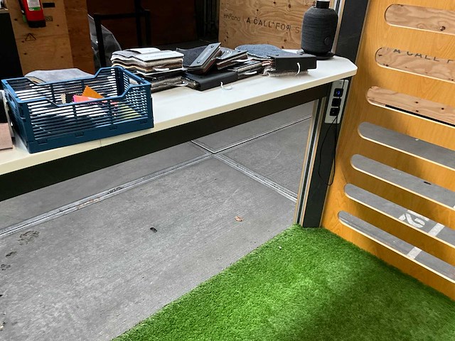 Presentatieruimte 600x300x240cm v.v. licht- stroomvoorziening - afbeelding 9 van  9