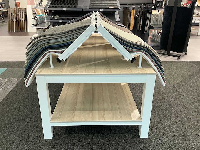 Presentatietafel met tapijt samples (4x) - afbeelding 7 van  13