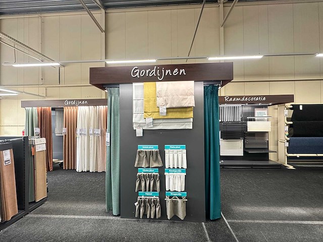 Presentatiewand 12 meter "gordijnen en raamdecoratie" - afbeelding 2 van  7