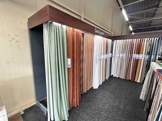 Presentatiewand 12 meter "gordijnen en raamdecoratie" - afbeelding 4 van  7