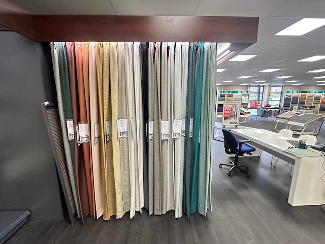 Presentatiewand 13 meter "gordijnen en raamdecoratie" - afbeelding 4 van  8