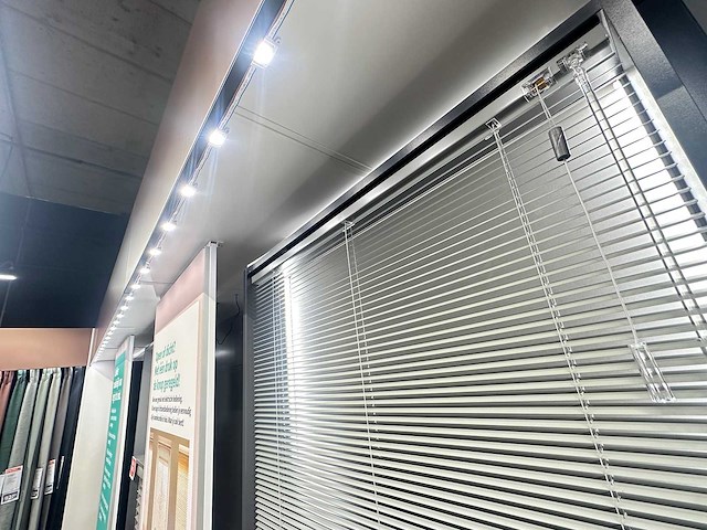 Presentatiewand 14 meter "gordijnen en raamdecoratie" - afbeelding 4 van  5