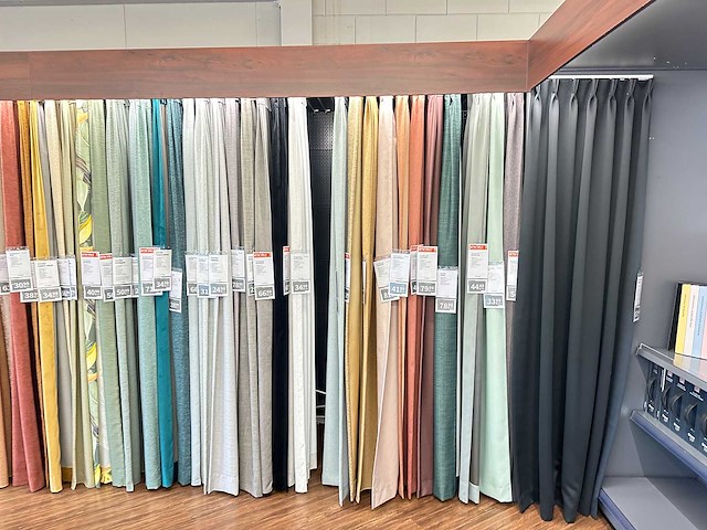 Presentatiewand 16 meter "gordijnen en raamdecoratie" - afbeelding 3 van  7