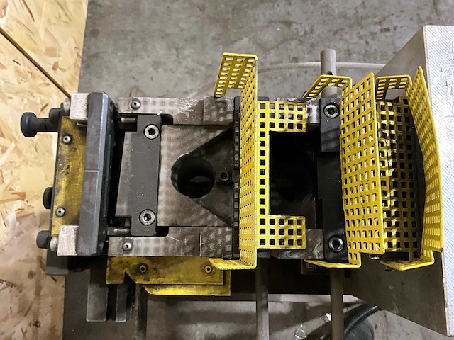 Pressta eisele - 2002 - 71048000 - aluminium profiel ponsmachine - afbeelding 5 van  5