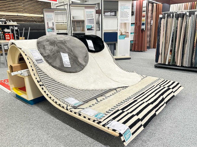 Prestatiemeubel voor vloerkleden - afbeelding 1 van  3