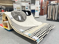 Prestatiemeubel voor vloerkleden - afbeelding 1 van  3