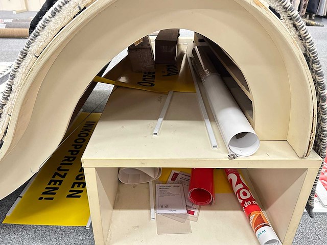 Prestatiemeubel voor vloerkleden - afbeelding 3 van  3