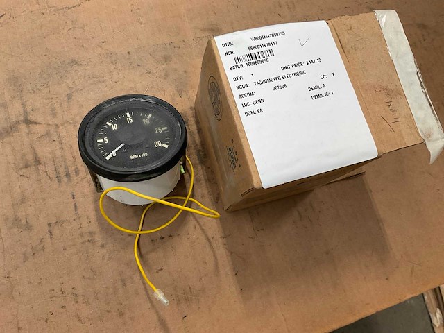 Prestolite electronic tachometer - afbeelding 1 van  4