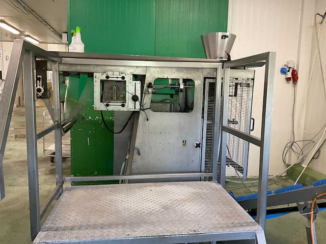 Prewa p250.15.002-elesco verpakkingsmachine met transportband en bordes - afbeelding 1 van  5