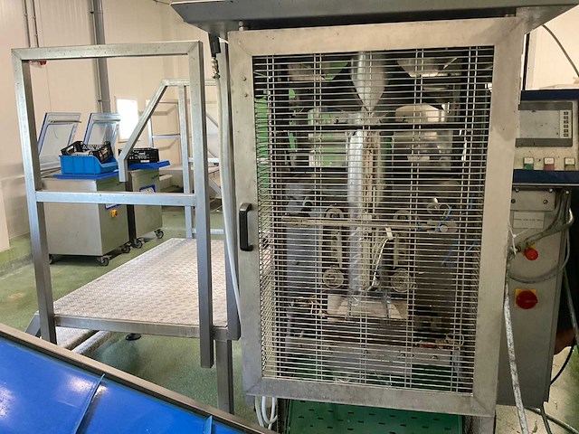Prewa p250.15.002-elesco verpakkingsmachine met transportband en bordes - afbeelding 9 van  10