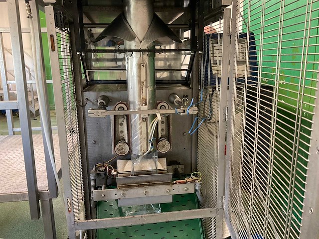 Prewa p250.15.002-elesco verpakkingsmachine met transportband en bordes - afbeelding 2 van  5
