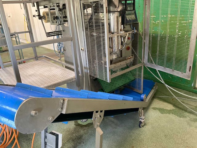 Prewa p250.15.002-elesco verpakkingsmachine met transportband en bordes - afbeelding 3 van  5