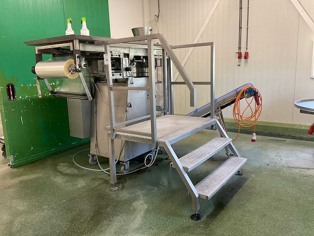 Prewa p250.15.002-elesco verpakkingsmachine met transportband en bordes - afbeelding 4 van  5