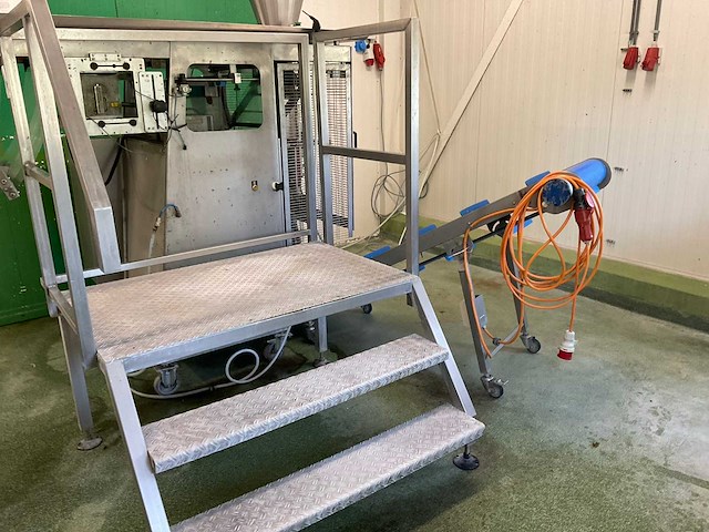 Prewa p250.15.002-elesco verpakkingsmachine met transportband en bordes - afbeelding 5 van  5