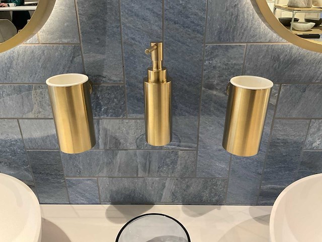 Primabad-villeroy&boch badmeubel met kranen en waskommen - afbeelding 2 van  10