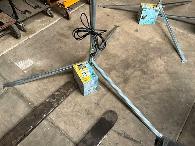 Primae lux 500w bouwlamp op statief - afbeelding 2 van  8