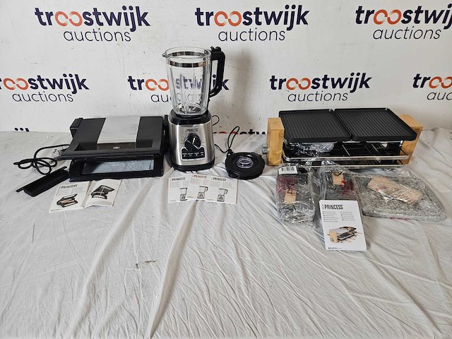 Princess gourmetstel 162955 raclette en steengrill + princess multi grill 2-in-1 tosti apparaat en contactgrill 112530 – grill apparaat + princess 212094 blender solid pro - afbeelding 1 van  1