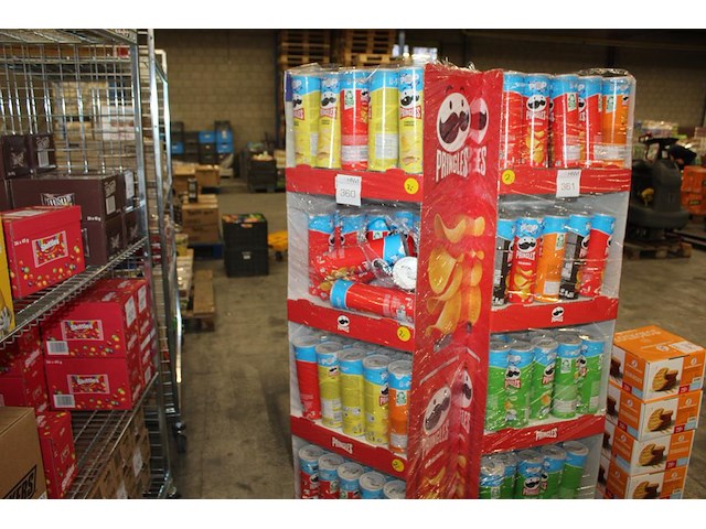 Pringles display gevuld met diverse soorten pringles. ruim 60 bussen. - afbeelding 1 van  2
