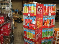 Pringles display gevuld met diverse soorten pringles. ruim 60 bussen. - afbeelding 1 van  2