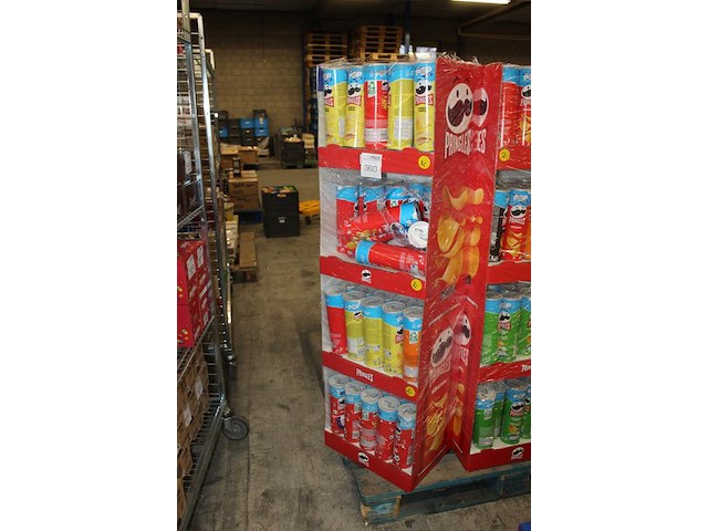 Pringles display gevuld met diverse soorten pringles. ruim 60 bussen. - afbeelding 2 van  2