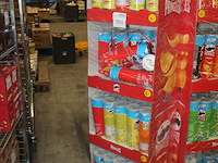 Pringles display gevuld met diverse soorten pringles. ruim 60 bussen. - afbeelding 2 van  2