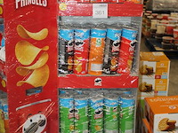 Pringles display gevuld met diverse soorten pringles. ruim 70 bussen. - afbeelding 2 van  2