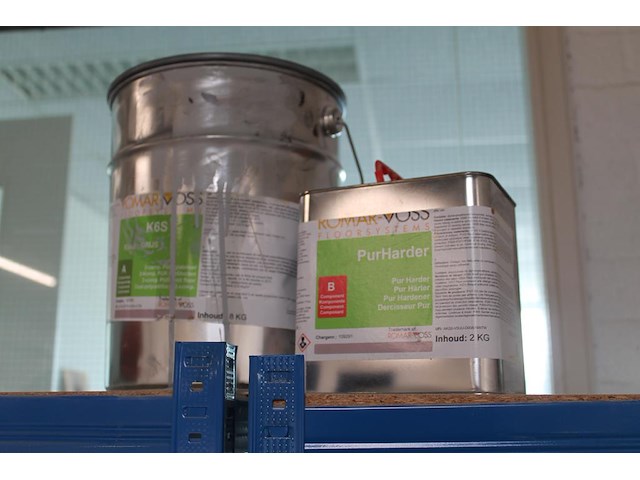 Producten en stellingen op entresol w.o. helmen, festo onderdelen, krachtstroomstekkers, harpsluitingen xxl... - afbeelding 2 van  12