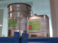 Producten en stellingen op entresol w.o. helmen, festo onderdelen, krachtstroomstekkers, harpsluitingen xxl... - afbeelding 2 van  12