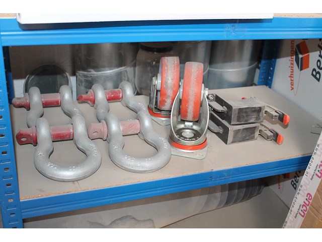Producten en stellingen op entresol w.o. helmen, festo onderdelen, krachtstroomstekkers, harpsluitingen xxl... - afbeelding 3 van  12