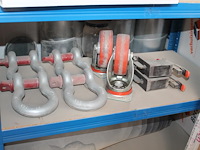 Producten en stellingen op entresol w.o. helmen, festo onderdelen, krachtstroomstekkers, harpsluitingen xxl... - afbeelding 3 van  12