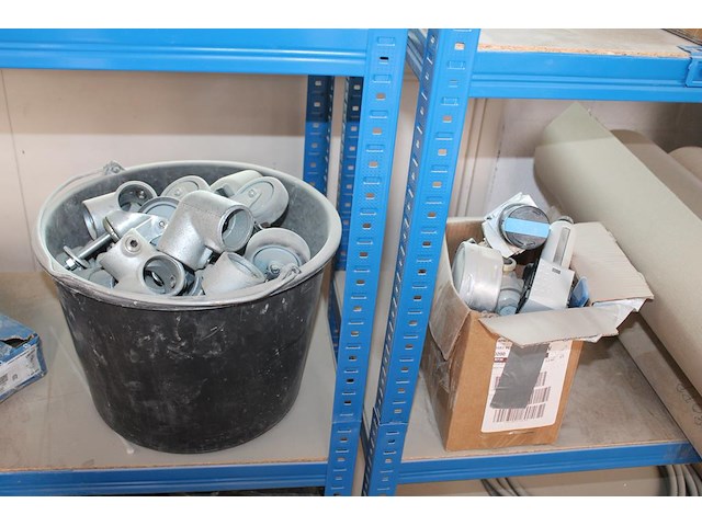 Producten en stellingen op entresol w.o. helmen, festo onderdelen, krachtstroomstekkers, harpsluitingen xxl... - afbeelding 4 van  12