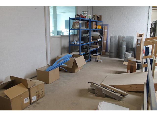 Producten en stellingen op entresol w.o. helmen, festo onderdelen, krachtstroomstekkers, harpsluitingen xxl... - afbeelding 1 van  12