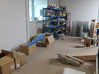 Producten en stellingen op entresol w.o. helmen, festo onderdelen, krachtstroomstekkers, harpsluitingen xxl... - afbeelding 1 van  12