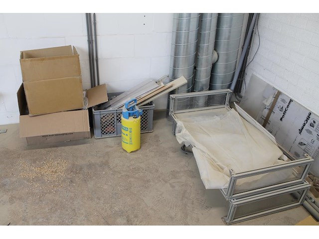 Producten en stellingen op entresol w.o. helmen, festo onderdelen, krachtstroomstekkers, harpsluitingen xxl... - afbeelding 5 van  12