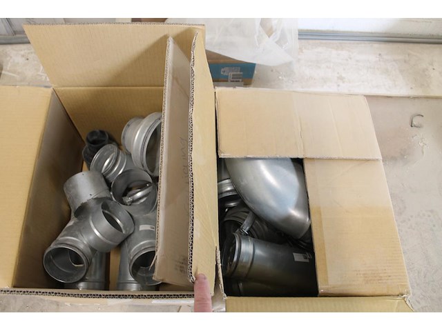 Producten en stellingen op entresol w.o. helmen, festo onderdelen, krachtstroomstekkers, harpsluitingen xxl... - afbeelding 6 van  12