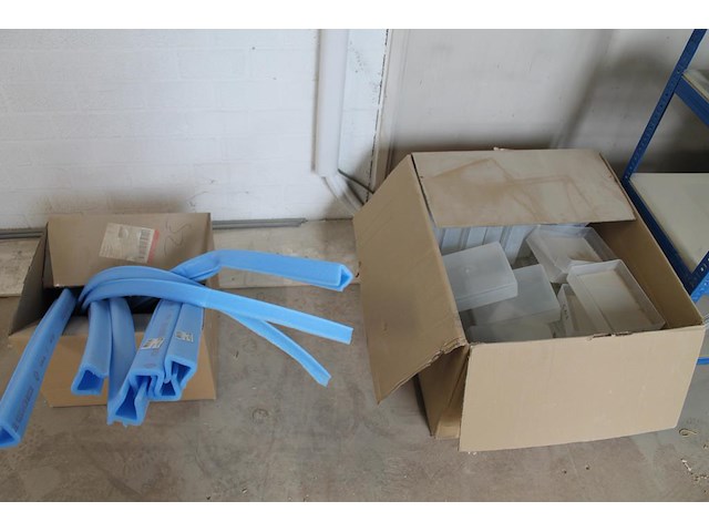 Producten en stellingen op entresol w.o. helmen, festo onderdelen, krachtstroomstekkers, harpsluitingen xxl... - afbeelding 7 van  12