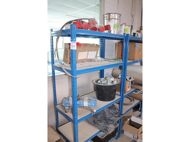 Producten en stellingen op entresol w.o. helmen, festo onderdelen, krachtstroomstekkers, harpsluitingen xxl... - afbeelding 8 van  12