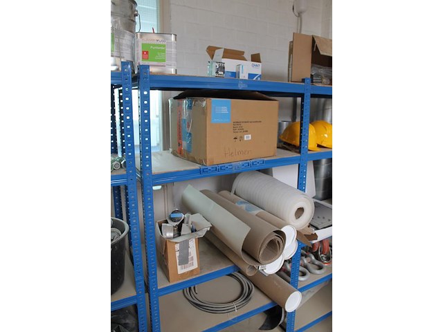 Producten en stellingen op entresol w.o. helmen, festo onderdelen, krachtstroomstekkers, harpsluitingen xxl... - afbeelding 9 van  12