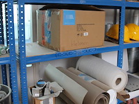 Producten en stellingen op entresol w.o. helmen, festo onderdelen, krachtstroomstekkers, harpsluitingen xxl... - afbeelding 9 van  12