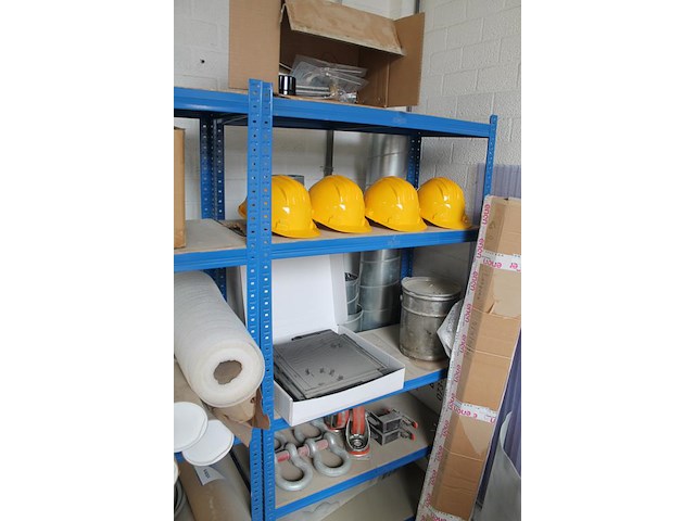 Producten en stellingen op entresol w.o. helmen, festo onderdelen, krachtstroomstekkers, harpsluitingen xxl... - afbeelding 10 van  12