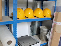 Producten en stellingen op entresol w.o. helmen, festo onderdelen, krachtstroomstekkers, harpsluitingen xxl... - afbeelding 10 van  12