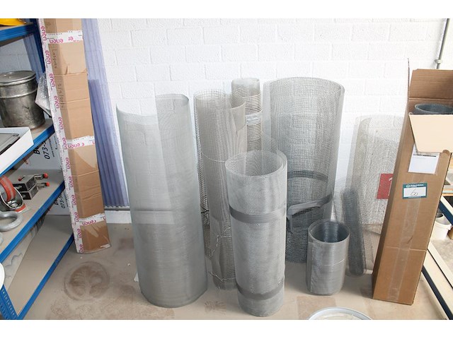 Producten en stellingen op entresol w.o. helmen, festo onderdelen, krachtstroomstekkers, harpsluitingen xxl... - afbeelding 11 van  12